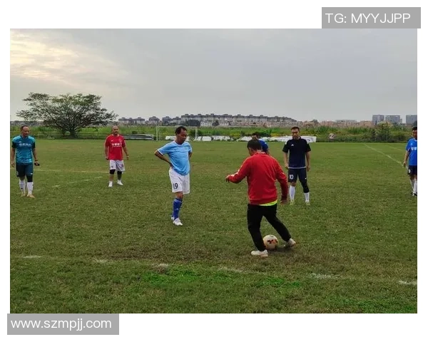 足球明星亲授技艺与心态分享助你提升球场表现与团队合作能力